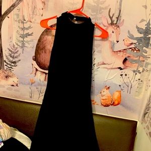 Long black dress, sleeveless with collar